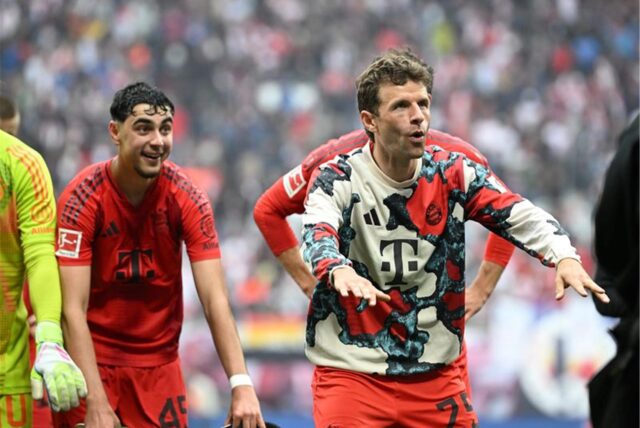 Thomas Müller (r) feiert vor der Bayern-Kurve in Leipzig.