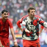 Thomas Müller (r) feiert vor der Bayern-Kurve in Leipzig.