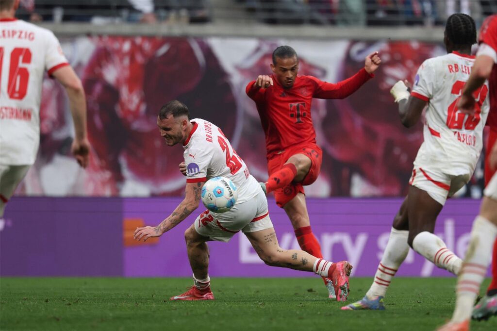 Leroy Sané (M) schießt Bayern in Leipzig in Führung. Zum Sieg reichte es nicht. Leroy Sané (M) schießt Bayern in Leipzig in Führung. Zum Sieg reichte es nicht.