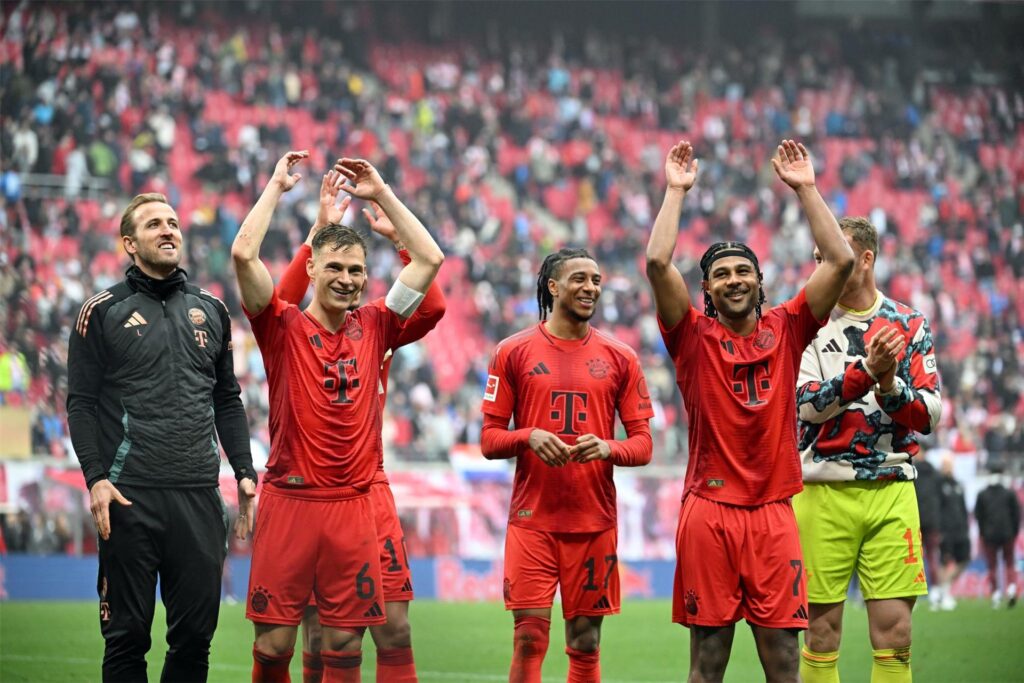 Harry Kane (l) und Kapitän Kimmich freuen sich über den Punkt in Leipzig
Harry Kane (l) und Kapitän Kimmich freuen sich über den Punkt in Leipzig