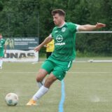 Jona Deifuß (r.) beim Torschuss.