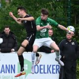 Zwei Spieler im Luftkampf.