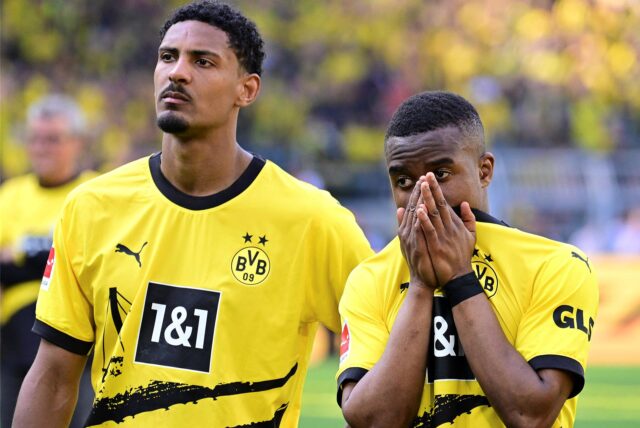 Sebastien Haller und Youssoufa Moukoko stehen vor der Südtribüne.
