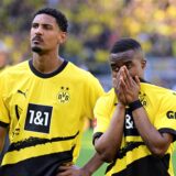 Sebastien Haller und Youssoufa Moukoko stehen vor der Südtribüne.