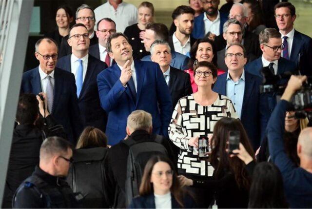 Friedrich Merz (l), Unions-Kanzlerkandidat und CDU-Bundesvorsitzender, Lars Klingbeil (Mitte l), SPD-Fraktions- und Bundesvorsitzender, und Saskia Esken (MItte r), SPD-Bundesvorsitzende.