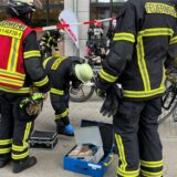 Feuerwehrleute an der Einsatzstelle vor dem Einkaufszentrum Neue Mühle: Der Fundort ist mit Flatterband abgesperrt.