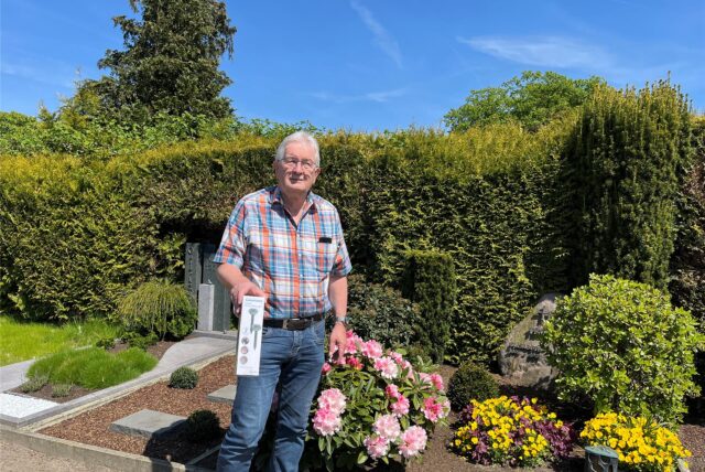 Karl-Wilhelm Haverkamp steht auf dem Friedhof und zeigt die Packung eines der gestohlenen Maulwurfsvertreiber.