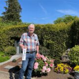 Karl-Wilhelm Haverkamp steht auf dem Friedhof und zeigt die Packung eines der gestohlenen Maulwurfsvertreiber.