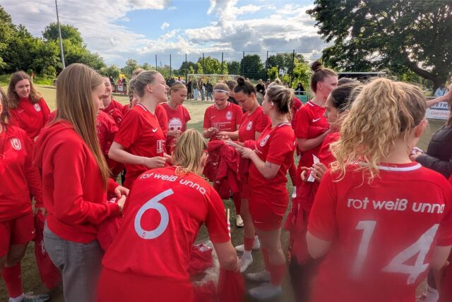 Jubel bei RW Unna: Der Aufstieg in die Frauen-Landesliga ist vollbracht