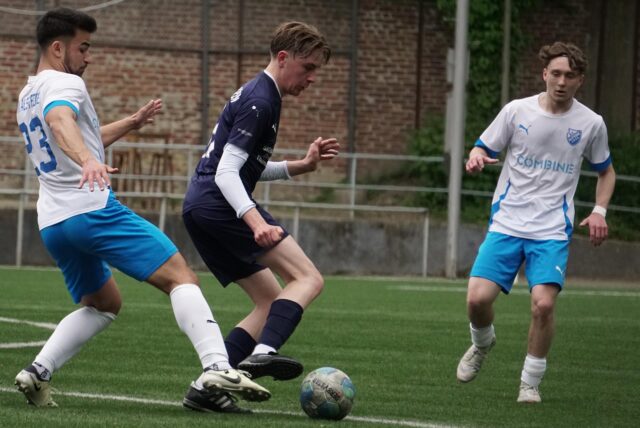 Arthur Vogel spielt den Ball.