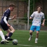 Arthur Vogel spielt den Ball.