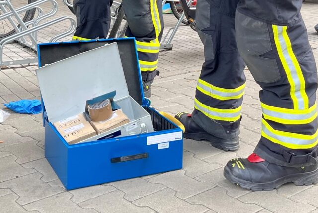 Was sonst schon einmal die Anfahrt einer Spezialeinheit aus Dortmund erforderlich gemacht hat, kann die Unnaer Feuerwehr nun zumindest ansatzweise „aus dem Koffer“ erledigen. So war der Pulverfund an der Neuen Mühle innerhalb von einer halben Stunde geklärt.