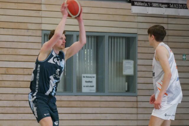 Dominik Böcker hält den Ball hoch.
