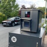 Ein schwarzer Wagen fährt an einem mobilen Blitzgerät in Lünen vorbei.