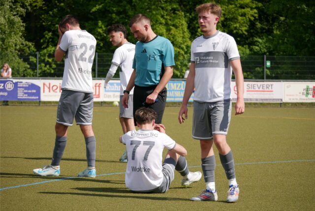 Felix Wottke vom Werner SC sitzt auf dem Fußballplatz.