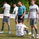 Felix Wottke vom Werner SC sitzt auf dem Fußballplatz.