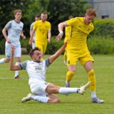 Vangjel Frasheri grätscht gegen Lukas Husmann
