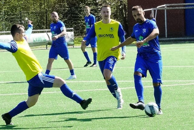 Fußballer spielt den Ball.