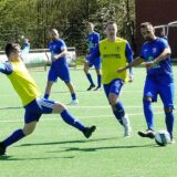 Fußballer spielt den Ball.