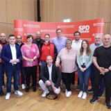 Mitglieder der Holzwickeder SPD posieren im Emschersaal des Rathauses im Nachgang an die Aufstellungsversammlung für die Kommunalwahlen im September.