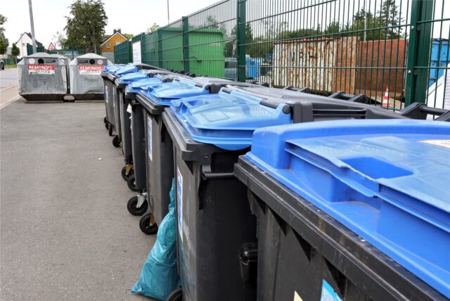 Alles sauber: Die Altpapiercontainer vor dem Wertstoffhof an der Viktoriastraße werden zweimal täglich geleert. Manchen Unnaern ist das nicht häufig genug: Sie beschweren sich über herumfliegende Kartons.