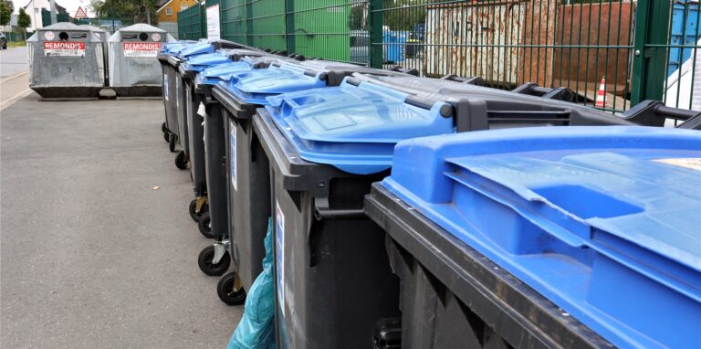 Alles sauber: Die Altpapiercontainer vor dem Wertstoffhof an der Viktoriastraße werden zweimal täglich geleert. Manchen Unnaern ist das nicht häufig genug: Sie beschweren sich über herumfliegende Kartons.