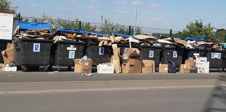 Müllchaos an Wochenenden: Das Lächeln, das von dem Amazon-Karton strahlt, vergeht unserer Leserin, die regelmäßig diese Pappberge an der Viktoriastraße erlebt.