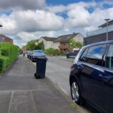 Autos parken völlig korrekt am Straßenrand des Dornsteinweges im Königsborn. Diese Situation ist durchaus neu und offenbar genauso umstritten wie das vorherige Gehwegsparken.