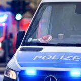 Ein Polizeiauto und ein Rettungswagen mit Blaulicht.