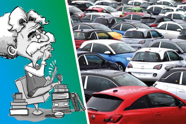Viele Autos stehen auf einem Parkplatz.
