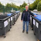 Thomas Brüggemann (Stadtbetriebe Unna) zeigt am 5.5. den neu bestückten Altpapier-Containerstandort an der Viktoriastraße.