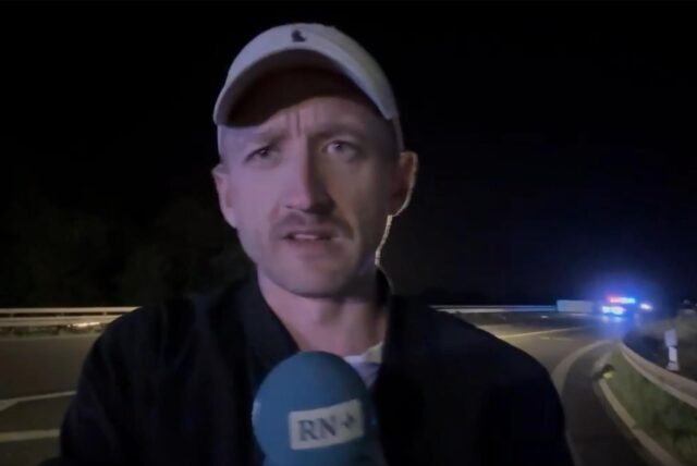 Ein Einsatzfahrzeug mit Blaulicht auf der Autobahn, dahinter wartende Autos