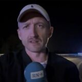 Ein Einsatzfahrzeug mit Blaulicht auf der Autobahn, dahinter wartende Autos