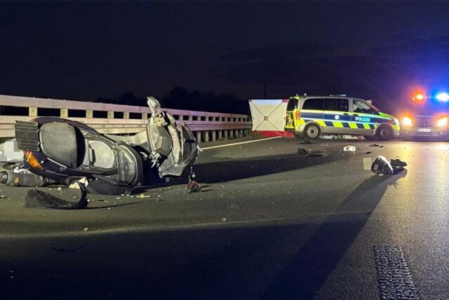 Die Mitarbeiter des sogenannten Verkehrsunfallaufnahmeteams der Polizei sind auch noch am späten Montagabend (5.5.) dabei, Spuren zu sichern auf der A2 in Lünen.