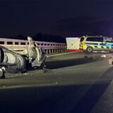 Die Mitarbeiter des sogenannten Verkehrsunfallaufnahmeteams der Polizei sind auch noch am späten Montagabend (5.5.) dabei, Spuren zu sichern auf der A2 in Lünen.