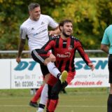 Oliver Hilkenbach schießt den Ball.