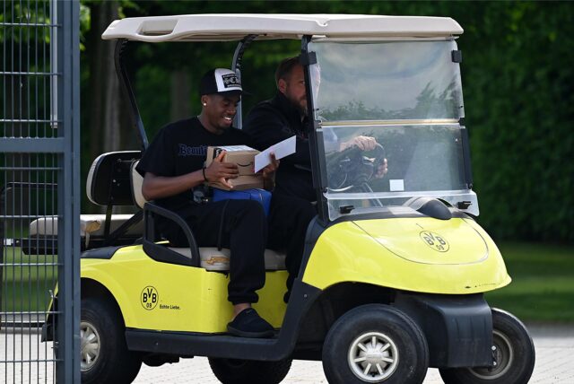 Jamie Gittens sitzt auf einem Golfcart.