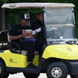 Jamie Gittens sitzt auf einem Golfcart.