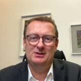 Oliver Kaczmarek in einem Video-Gespräch. Porträt-Aufnahme einer Webcam.