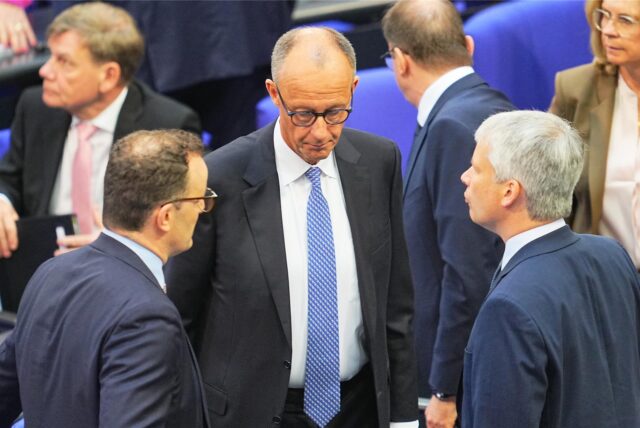 Der designierte Bundeskanzler Friedrich Merz (CDU, M) reagiert im Bundestag bei der Kanzlerwahl. Merz ist bei der Kanzlerwahl im Bundestag im ersten Wahlgang durchgefallen.