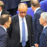 Der designierte Bundeskanzler Friedrich Merz (CDU, M) reagiert im Bundestag bei der Kanzlerwahl. Merz ist bei der Kanzlerwahl im Bundestag im ersten Wahlgang durchgefallen.