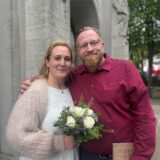 Anna Becker und Florian Homuth Becker stehen vor dem Rathaus in Schwerte.