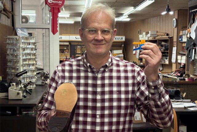 Dennis Kaufhold hält einen Schuh und ein paar Schlüssel in die Höhe.