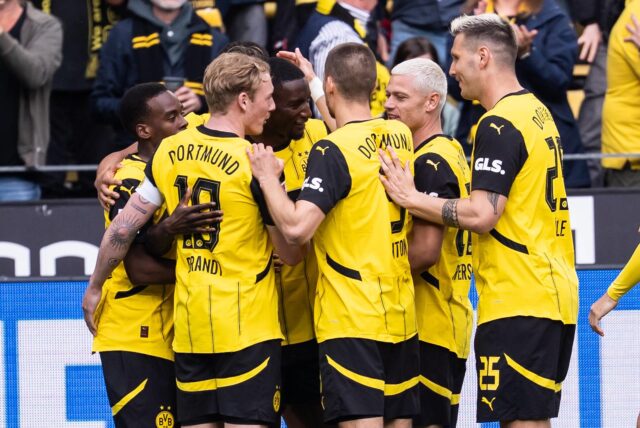 Die BVB-Spieler bejubeln einen Treffer.