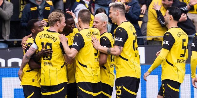Die BVB-Spieler bejubeln einen Treffer.