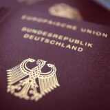 Zu sehen ist eine Nahaufnahme der Vorderseite des Reisepasses der Bundesrepublik Deutschland