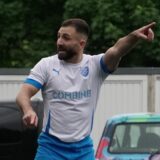 Hasan Ekici (r.) gibt als Spielertrainer Anweisungen auf dem Platz.