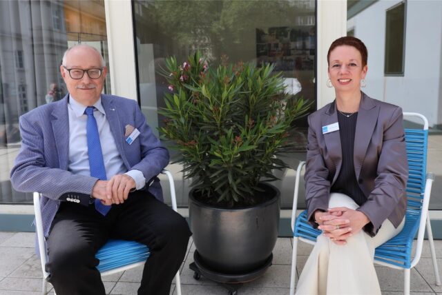 Dr. Karl Lauschke vom Verein der Freunde des Hoeschmuseums und Museumsleiterin Isolde Parussel auf der Terrasse des alten Hoesch-Stahlbungalows.