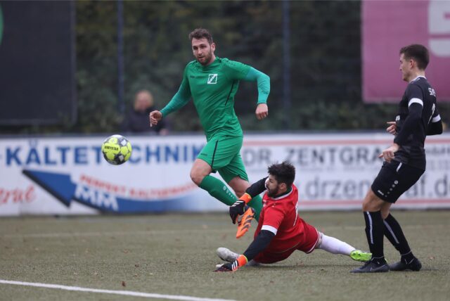 Lars Bußkamp legt den Ball am Torhüter vorbei.