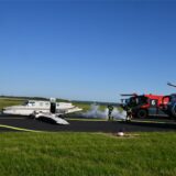 Löschfahrzeuge des Dortmunder Flughafens rücken bei einer Übung im Jahr 2023 zur Landebahn und einem verunfallten Flugzeug aus.